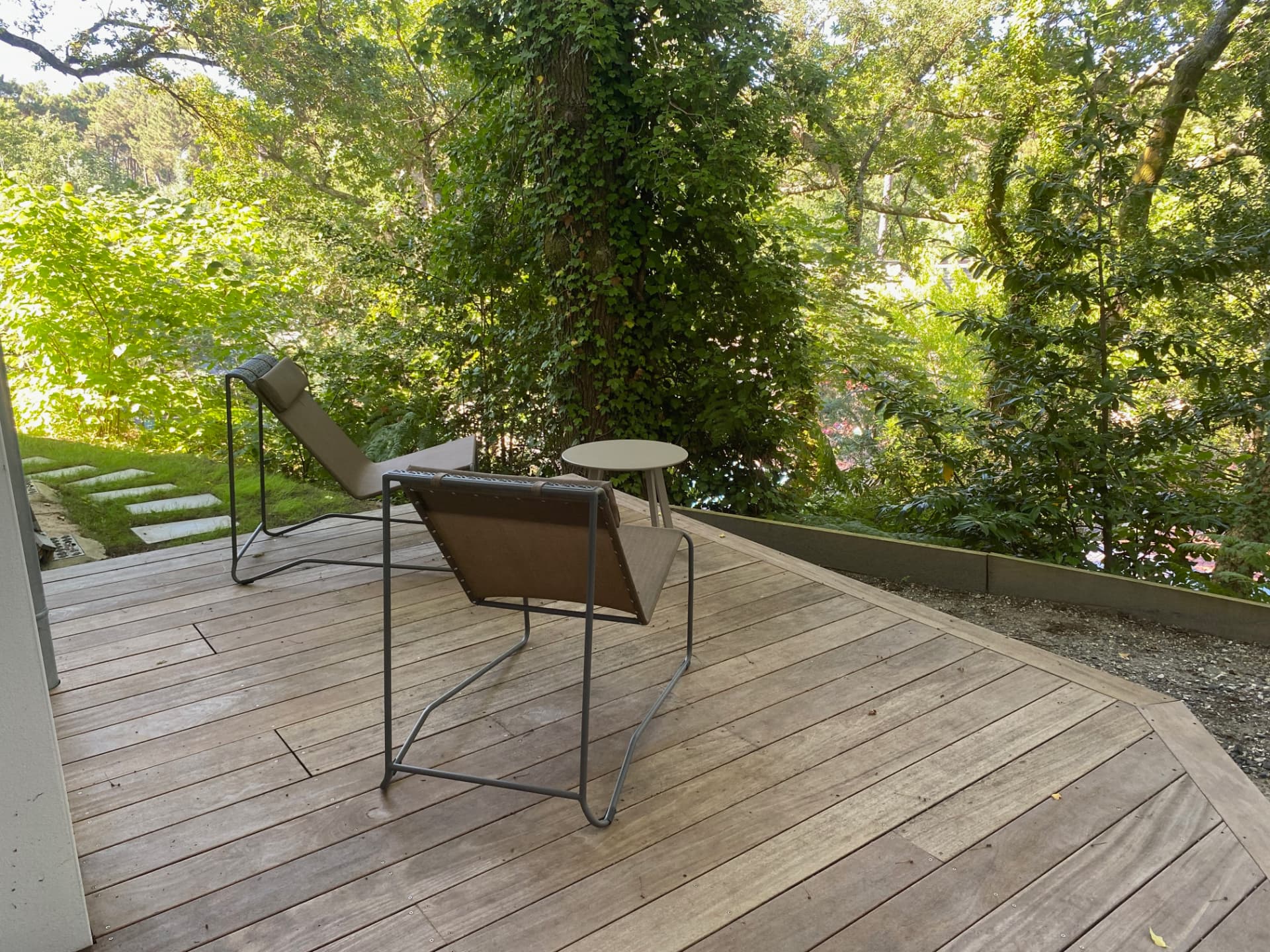 La terrasse en bois du séjour, côté forêt