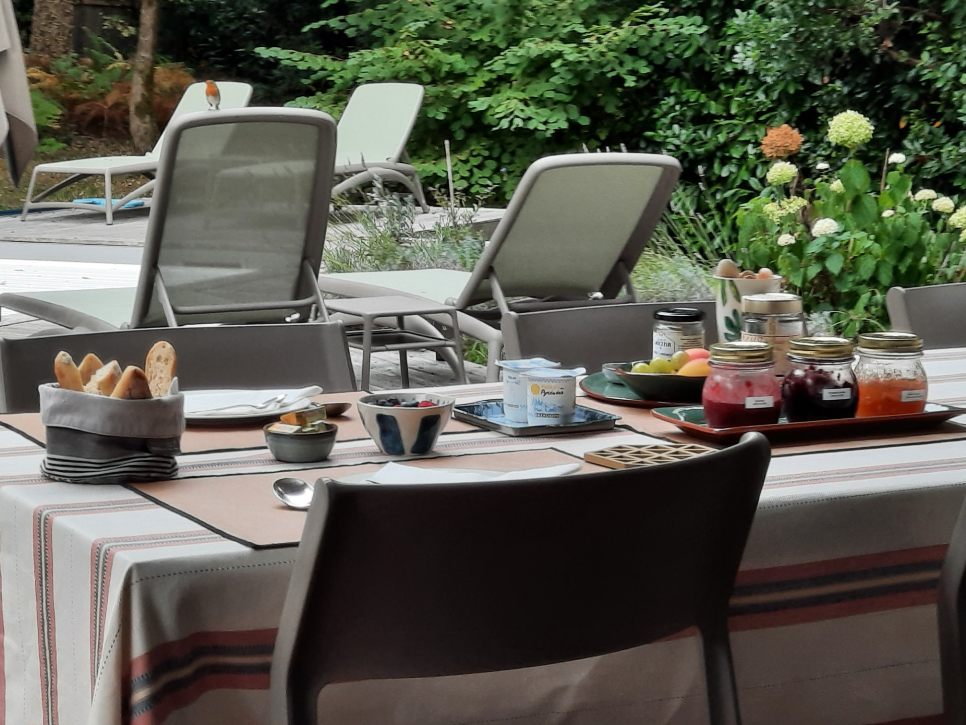 Petit-déjeuner servi sur la terrasse de la piscine