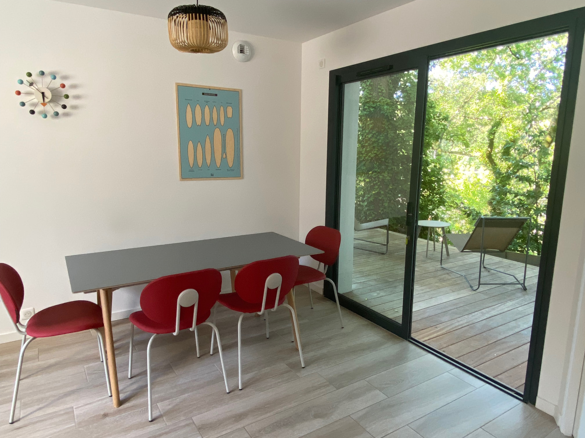 Le séjour commun et sa grande table