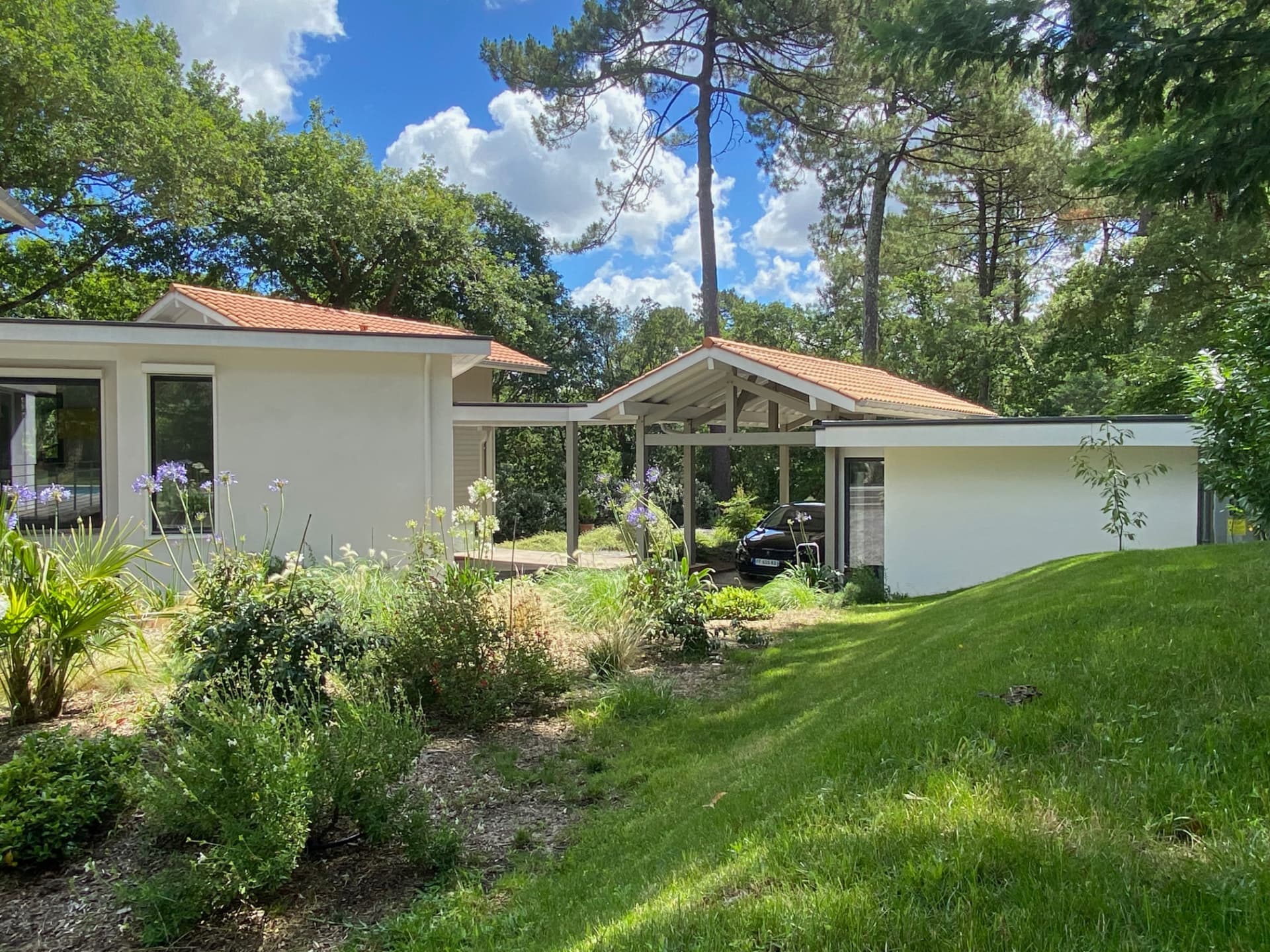 La maison LANDARRA et son jardin, sous les pins