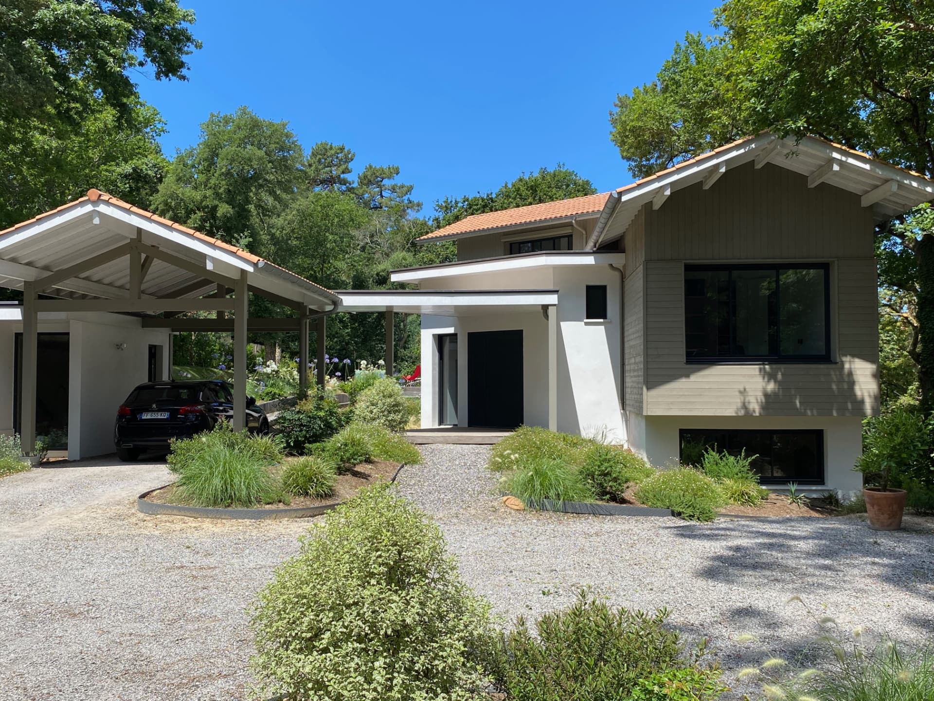 L'entrée de la maison et le carport
