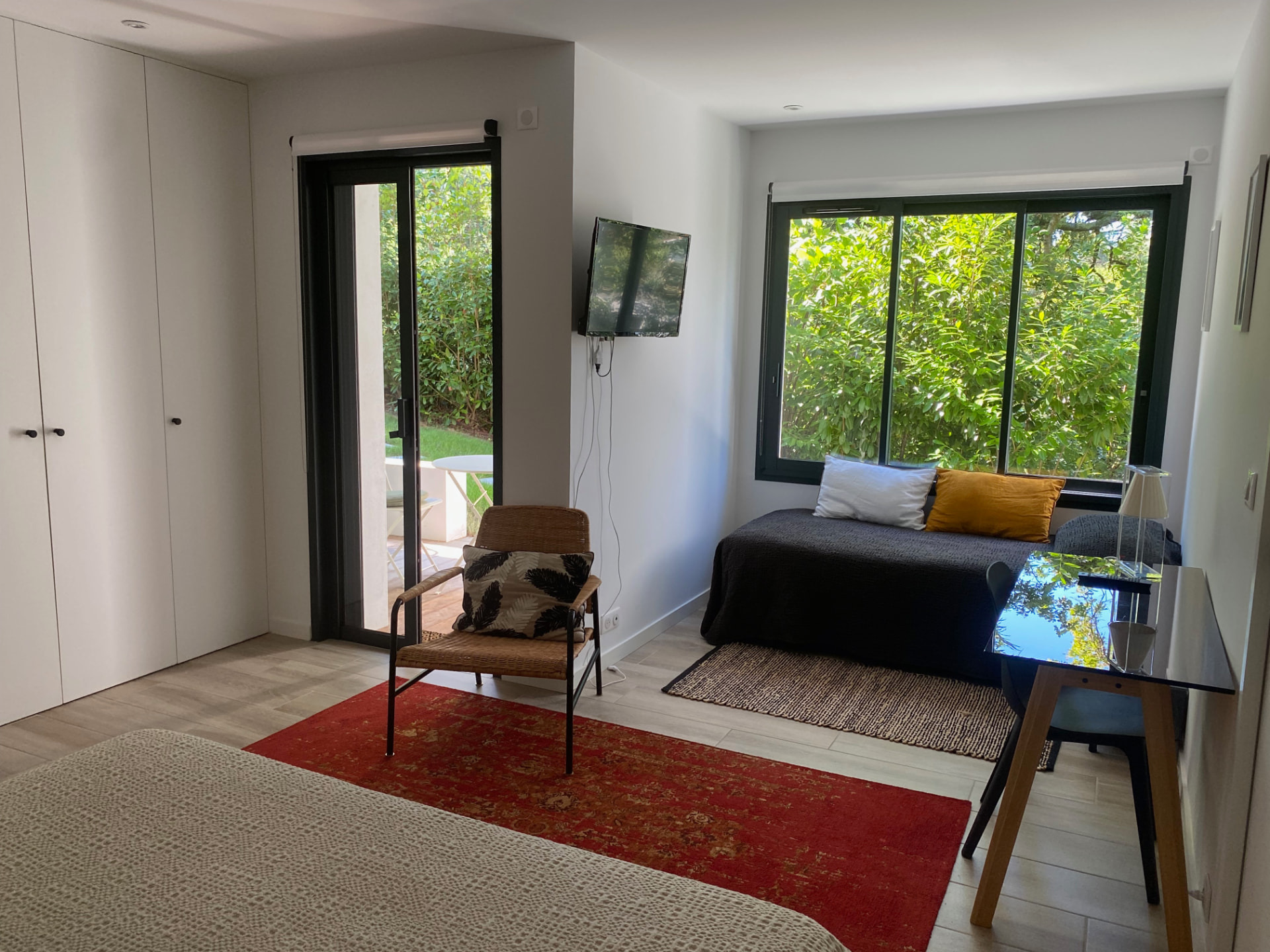 Le coin salon et bureau de la chambre Rosia